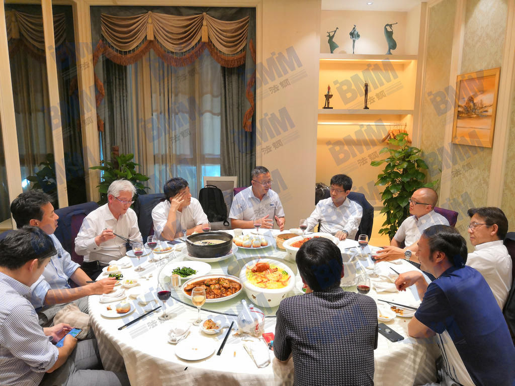 訪問結(jié)束后，法鋼集團(tuán)負(fù)責(zé)人邀請JFE鋼鐵高層共進(jìn)晚餐